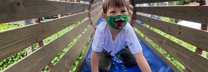 criança se divertindo na osterfest em Pomerode