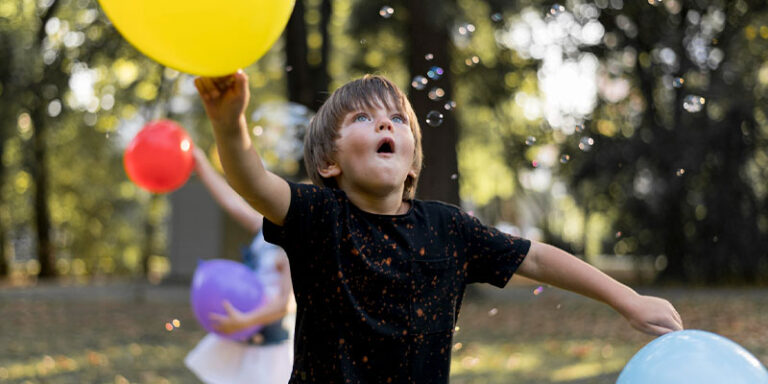 criança brincando ao ar livre na Festa pomerana