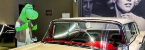 darwin admirando um carro exposto no museu do automóvel em pomerode