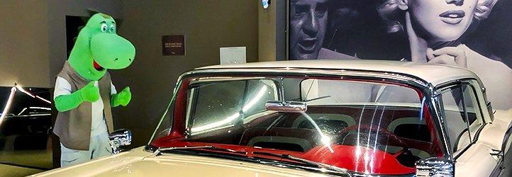 darwin admirando um carro exposto no museu do automóvel em pomerode