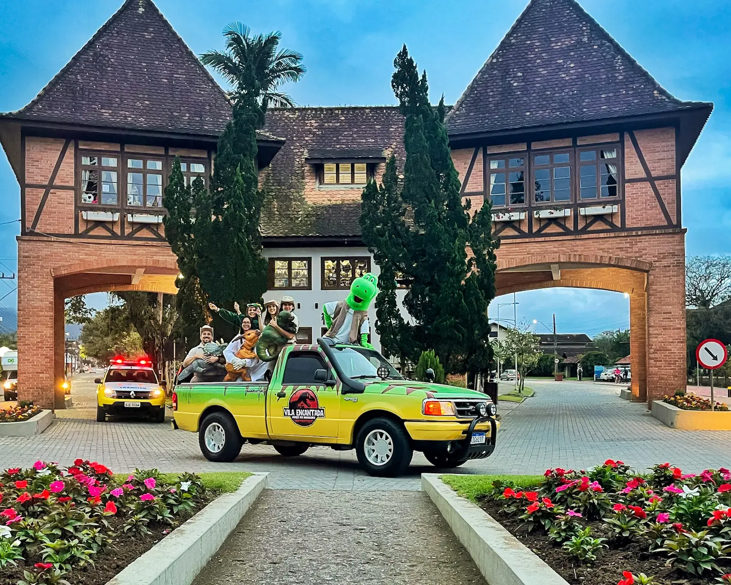 Carro da Vila Encantada na entrada de Pomerode, uma das cidades próximas ao Beto Carrero