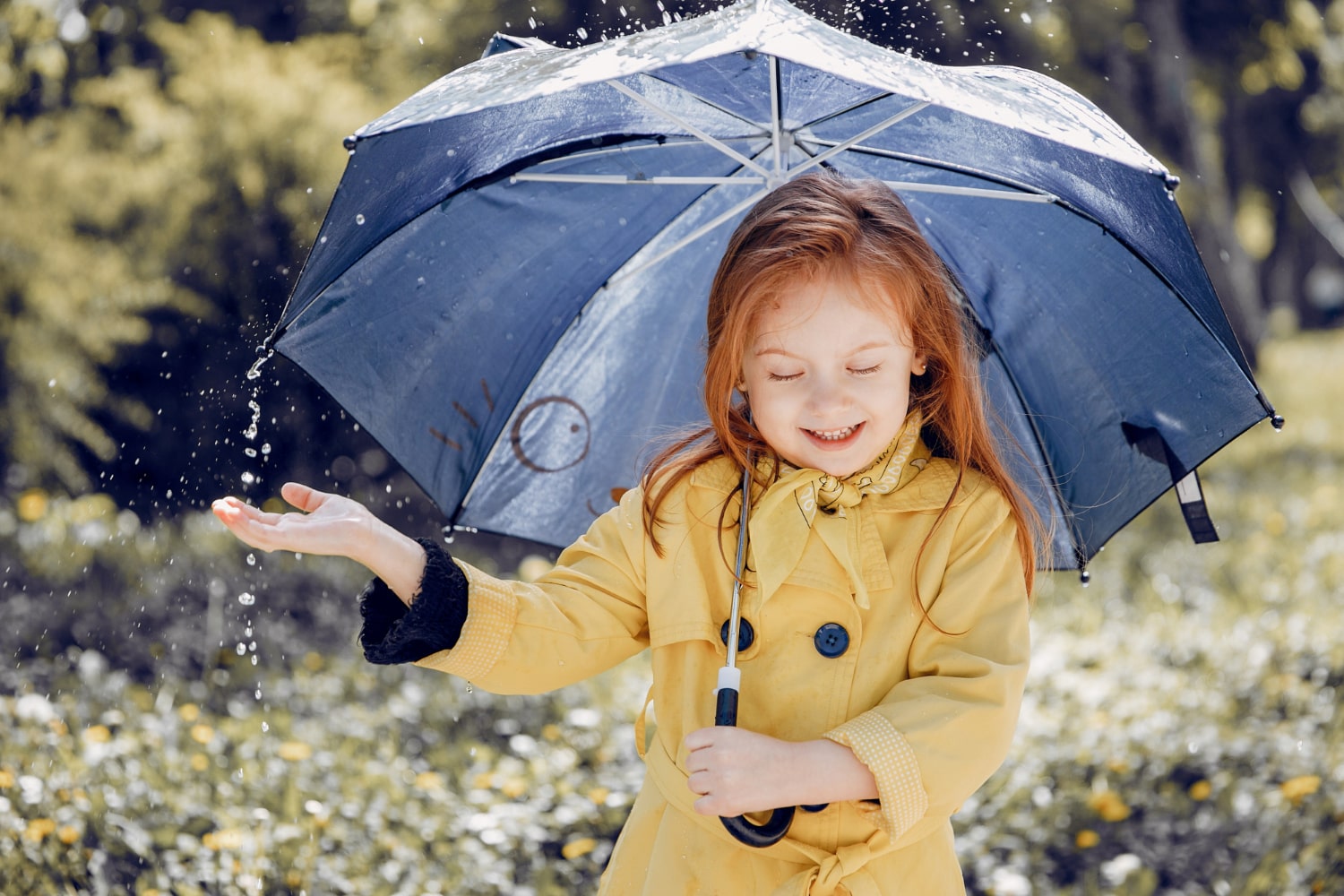 criança de guarda-chuva aberto brincando na chuva em balneário camboriú
