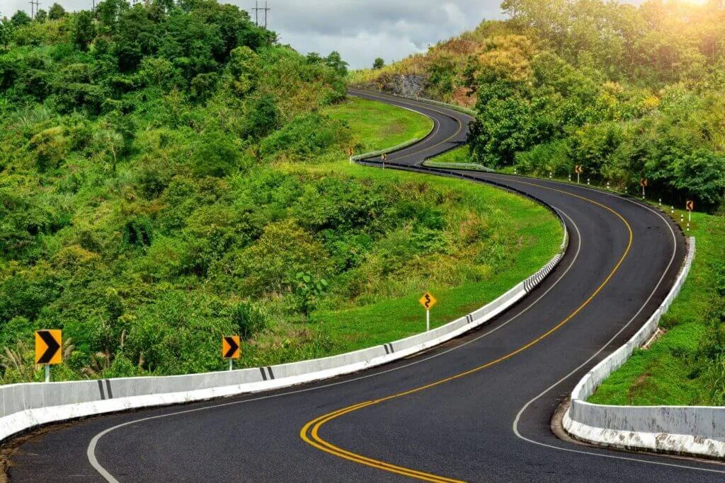 Imagem de estrada representando a distância de cidades próximas até Pomerode Santa Catarina.