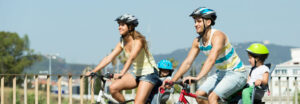 Adultos e crianças andando de bicicleta em um turismo com crianças