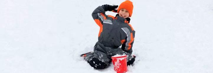 Criança brincando na neve em Pomerode