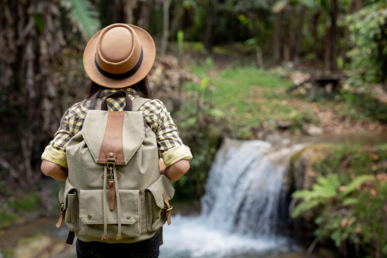 pessoa conhecendo a natureza em pomerode em sua viagem de férias