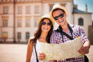casal com um mapa na mão se preparando para fazer uma visita ao centro de Pomerode