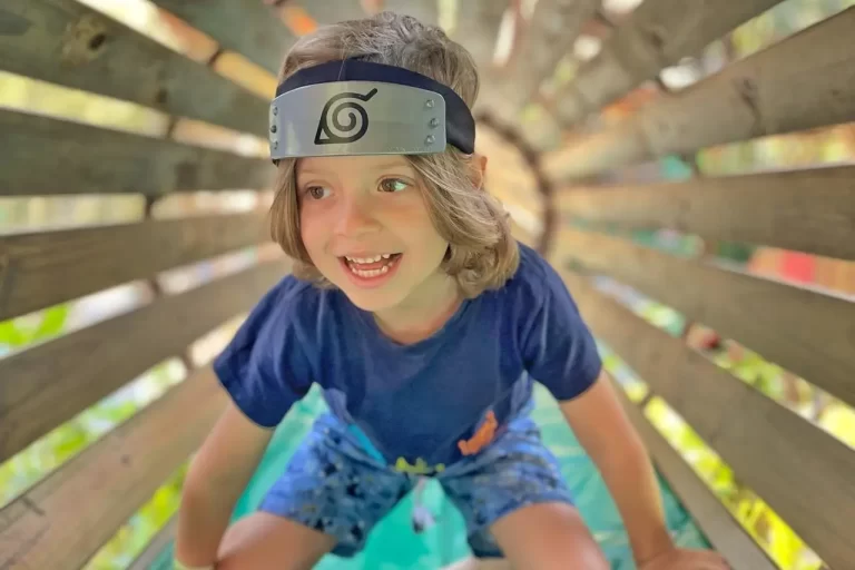 Menino se divertindo em um parque para crianças Vila Encantada