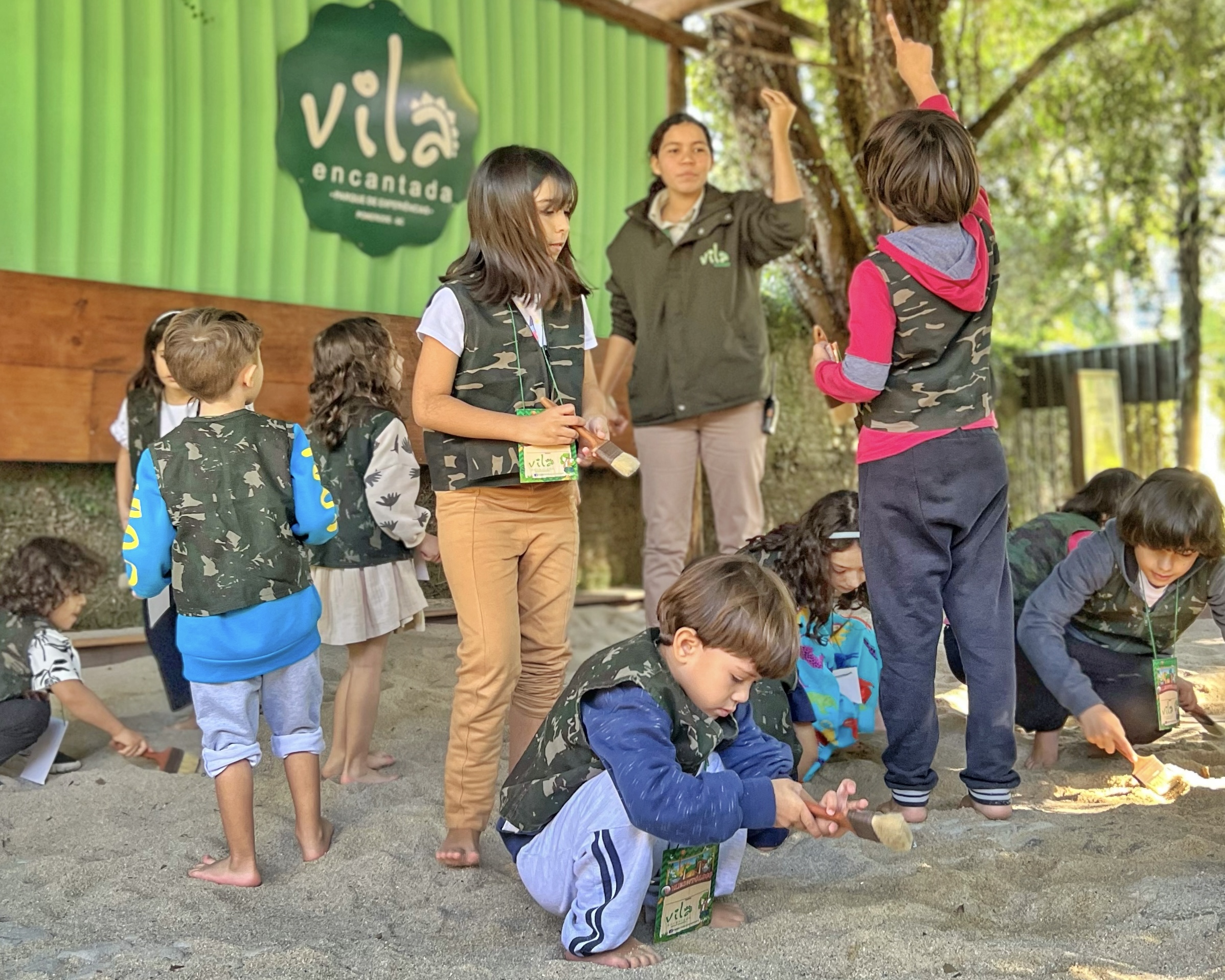 Crianças brincando ao ar livre na Vila Encantada longe das telas